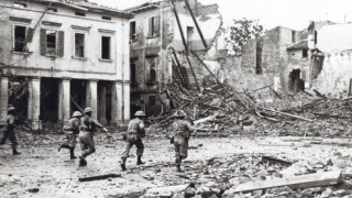 Saluti da Rimini - 21 Settembre 1944: Soldati greci liberano Piazza Giulio Cesare (ora Tre Martiri)